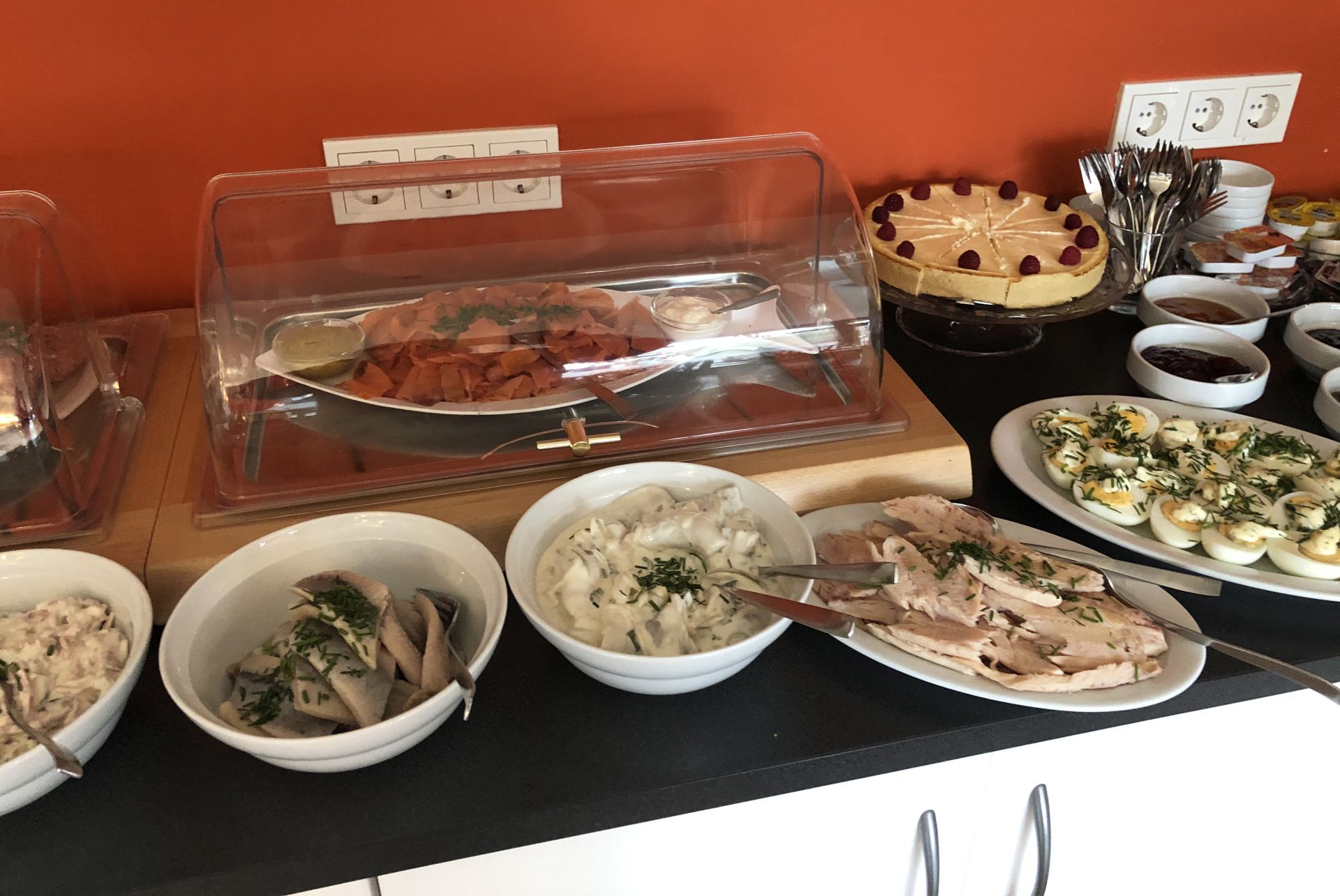 Überblick über das reichhaltig angerichtete Frühstücksbuffet