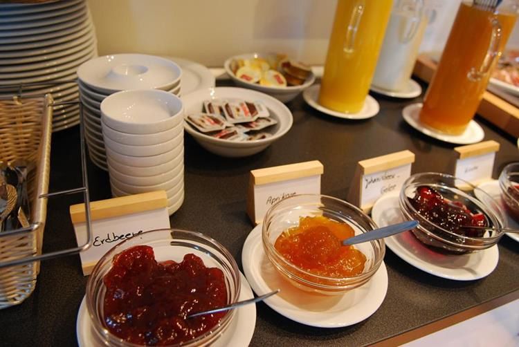 Verschiedene Frühstücksspeisen in der Buffettheke