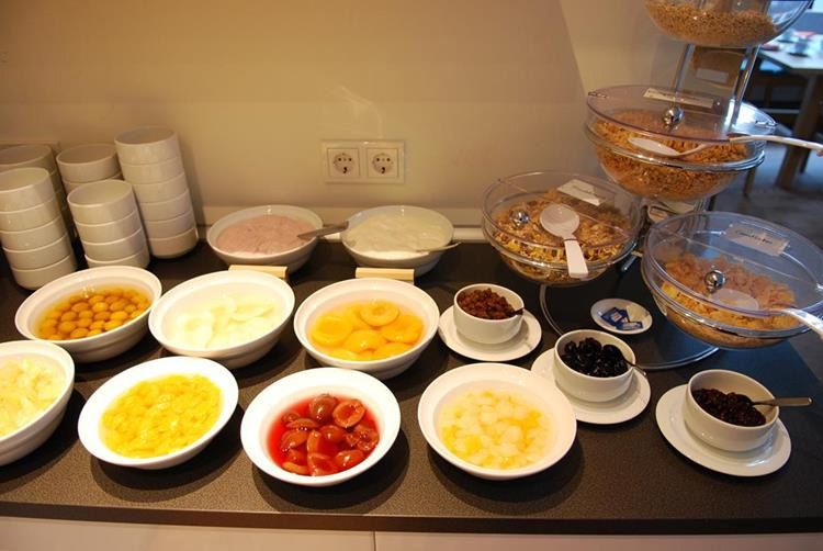 Liebevoll vorbereitete Speisen am Buffet