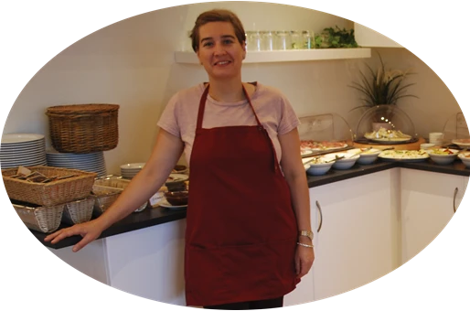 Inhaberin Heike Riedemann am Frühstücksbuffet