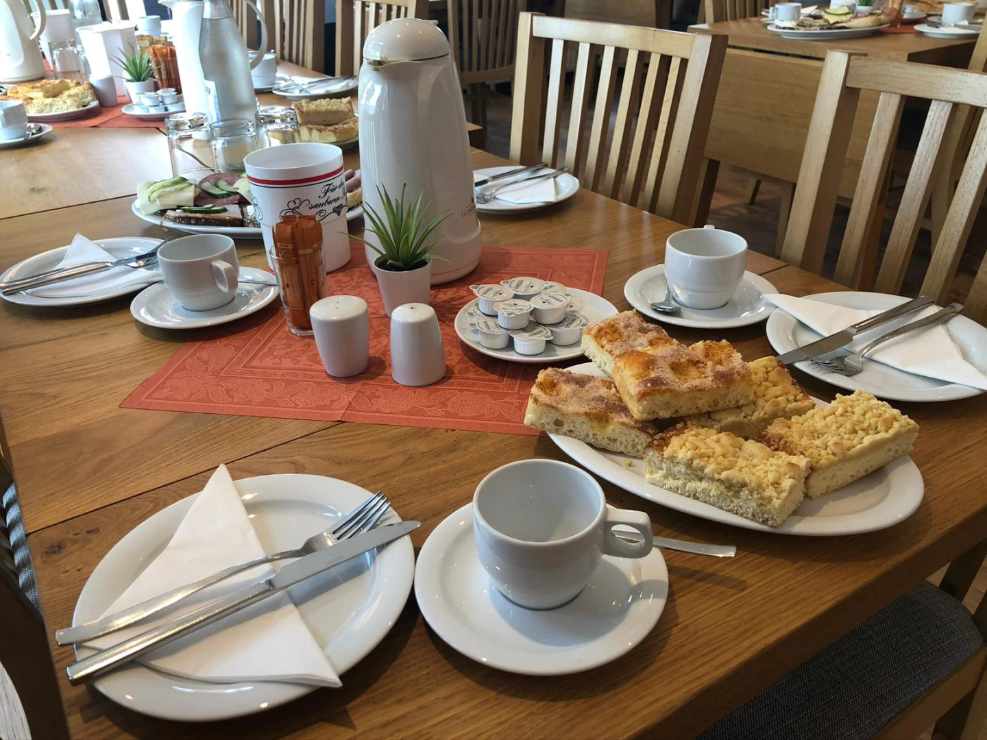 Einladend gedeckter Tisch im Frühstückscafé