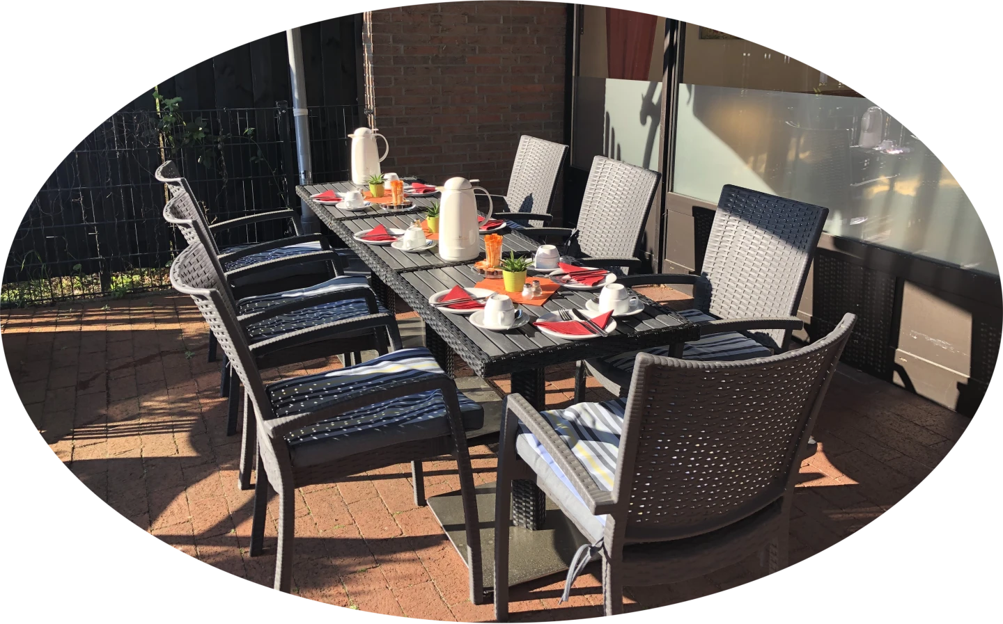 Gedeckter Tisch auf der sonnigen Caféterrasse